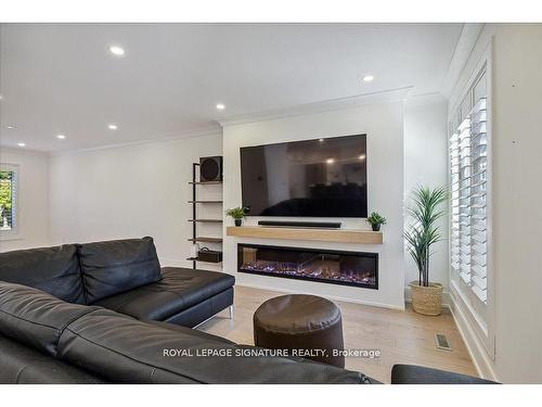 432 Apache Crt, Mississauga, ON - Indoor Photo Showing Living Room With Fireplace