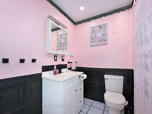 511 Stone Church Road, Hamilton, ON - Indoor Photo Showing Bathroom