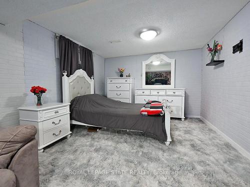 511 Stone Church Rd, Hamilton, ON - Indoor Photo Showing Bedroom