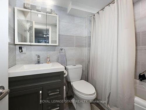 511 Stone Church Rd, Hamilton, ON - Indoor Photo Showing Bathroom