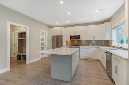 788 Acadia Street, Kelowna, BC - Indoor Photo Showing Kitchen With Upgraded Kitchen