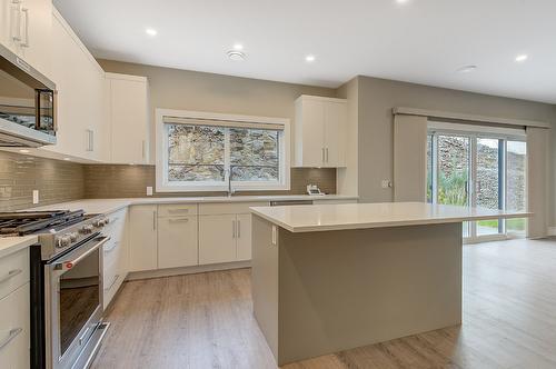 788 Acadia Street, Kelowna, BC - Indoor Photo Showing Kitchen With Upgraded Kitchen