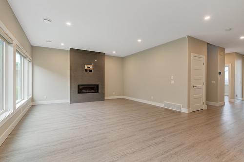 788 Acadia Street, Kelowna, BC - Indoor With Fireplace