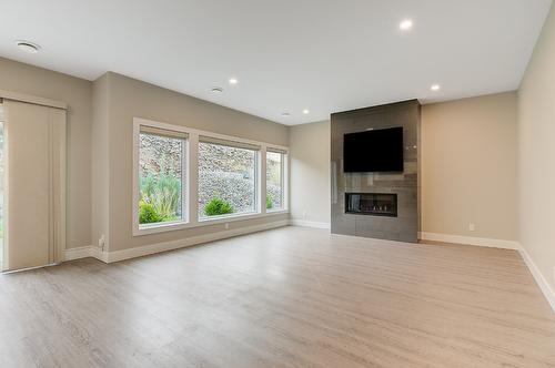 788 Acadia Street, Kelowna, BC - Indoor Photo Showing Living Room With Fireplace