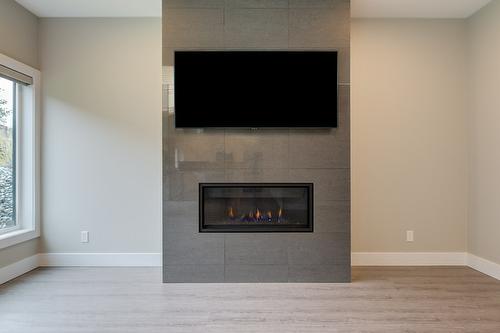 788 Acadia Street, Kelowna, BC - Indoor Photo Showing Living Room With Fireplace