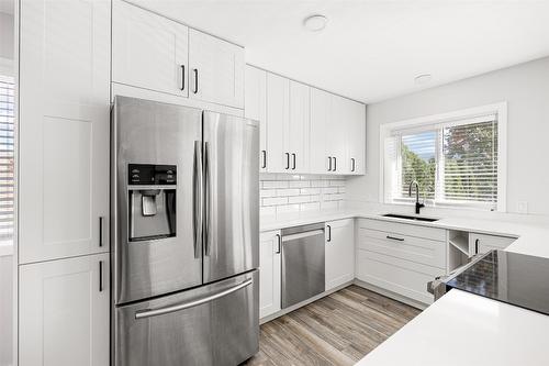 278 Temple Court, Kelowna, BC - Indoor Photo Showing Kitchen