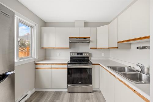 278 Temple Court, Kelowna, BC - Indoor Photo Showing Kitchen With Double Sink