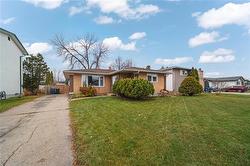 18 Pine Bluff RD  Winnipeg, MB R2J 2N5