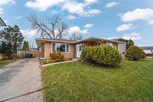 18 Pine Bluff Rd, Winnipeg, MB 