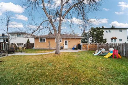 18 Pine Bluff Rd, Winnipeg, MB 