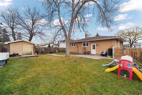 18 Pine Bluff Rd, Winnipeg, MB 