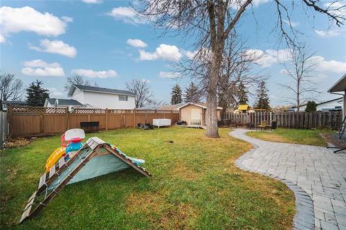 18 Pine Bluff Rd, Winnipeg, MB 