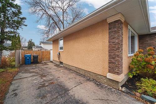 18 Pine Bluff Rd, Winnipeg, MB 