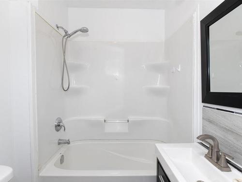 126 Amelia Street E, Thunder Bay, ON - Indoor Photo Showing Bathroom