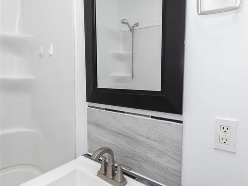 126 Amelia Street E, Thunder Bay, ON - Indoor Photo Showing Bathroom