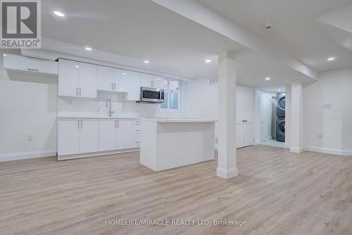 109 Valleymede Drive, Richmond Hill, ON - Indoor Photo Showing Kitchen