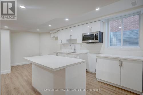 109 Valleymede Drive, Richmond Hill, ON - Indoor Photo Showing Kitchen