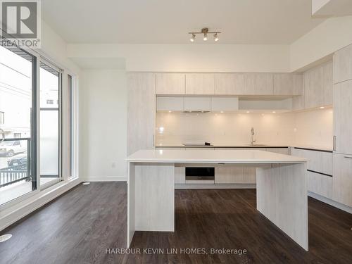 1217 - 8 David Eyer Road, Richmond Hill, ON - Indoor Photo Showing Kitchen With Upgraded Kitchen