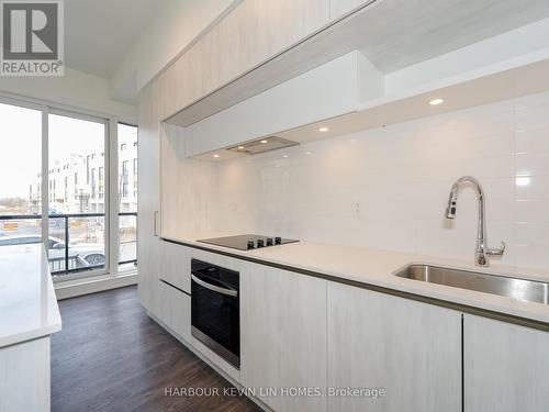 1217 - 8 David Eyer Road, Richmond Hill, ON - Indoor Photo Showing Kitchen With Upgraded Kitchen