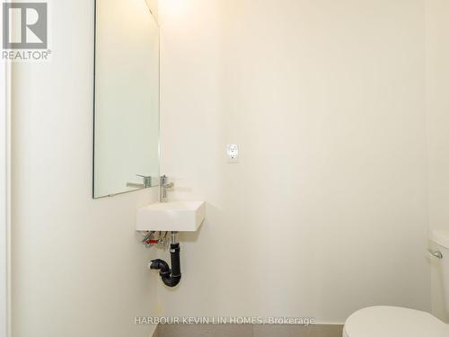 1217 - 8 David Eyer Road, Richmond Hill, ON - Indoor Photo Showing Bathroom