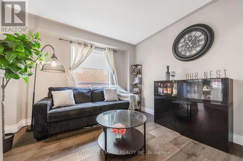 77 Beachgrove Crescent, Whitby, ON - Indoor Photo Showing Living Room