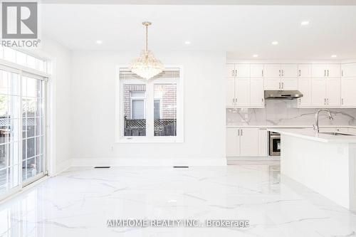 99 Wolf Trail Crescent, Richmond Hill, ON - Indoor Photo Showing Kitchen