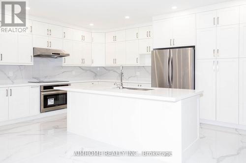 99 Wolf Trail Crescent, Richmond Hill, ON - Indoor Photo Showing Kitchen