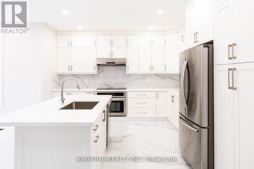 99 Wolf Trail Crescent, Richmond Hill, ON - Indoor Photo Showing Kitchen With Upgraded Kitchen