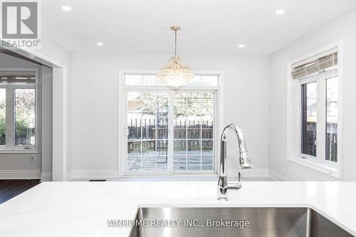 99 Wolf Trail Crescent, Richmond Hill, ON - Indoor Photo Showing Kitchen With Double Sink