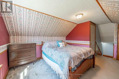 2139 Adjala-Tecumseth Townline, New Tecumseth, ON - Indoor Photo Showing Bedroom