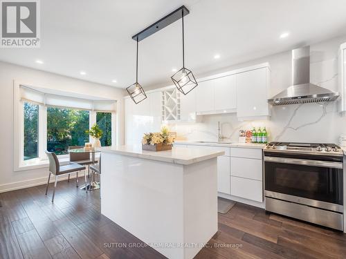 97 Golf Links Drive, Aurora, ON - Indoor Photo Showing Kitchen With Upgraded Kitchen