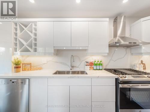 97 Golf Links Drive, Aurora, ON - Indoor Photo Showing Kitchen With Upgraded Kitchen