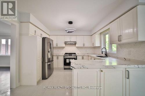 95 Luba Avenue, Richmond Hill, ON - Indoor Photo Showing Kitchen