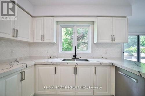 95 Luba Avenue, Richmond Hill, ON - Indoor Photo Showing Kitchen With Double Sink