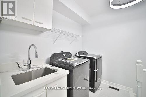 95 Luba Avenue, Richmond Hill, ON - Indoor Photo Showing Laundry Room