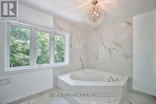 95 Luba Avenue, Richmond Hill, ON - Indoor Photo Showing Bathroom