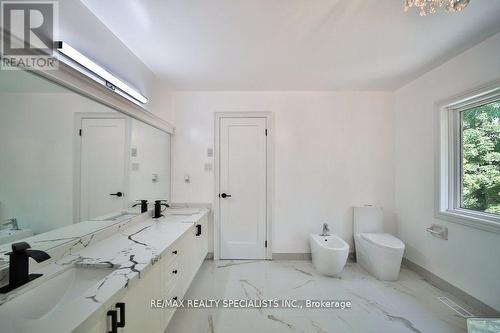 95 Luba Avenue, Richmond Hill, ON - Indoor Photo Showing Bathroom