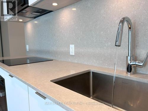 519S - 8 Cedarland Drive, Markham, ON - Indoor Photo Showing Kitchen With Double Sink