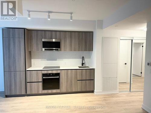 409 - 127 Broadway Avenue, Toronto, ON - Indoor Photo Showing Kitchen