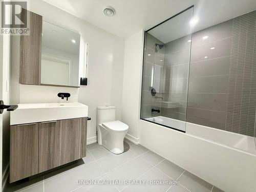 409 - 127 Broadway Avenue, Toronto, ON - Indoor Photo Showing Bathroom