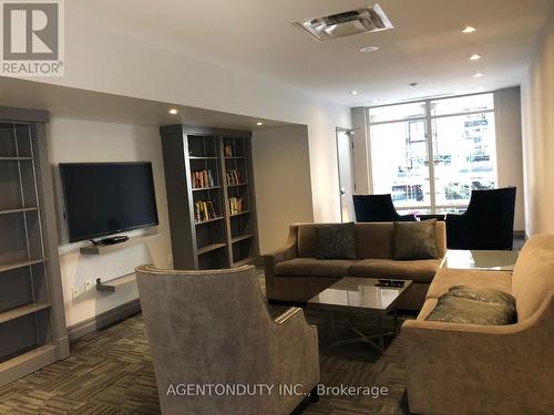 406 - 1121 Bay Street, Toronto, ON - Indoor Photo Showing Living Room