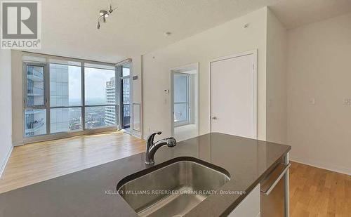 4010 - 295 Adelaide Street W, Toronto, ON - Indoor Photo Showing Kitchen