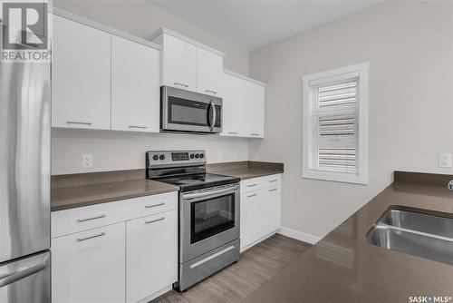 122 315 Dickson Crescent, Saskatoon, SK - Indoor Photo Showing Kitchen With Double Sink