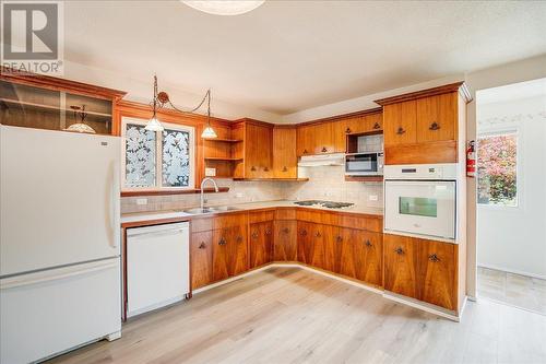 1172 Second Avenue, Trail, BC - Indoor Photo Showing Kitchen With Double Sink