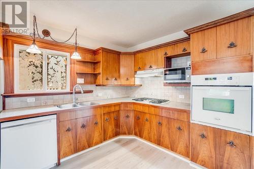 1172 Second Avenue, Trail, BC - Indoor Photo Showing Kitchen With Double Sink