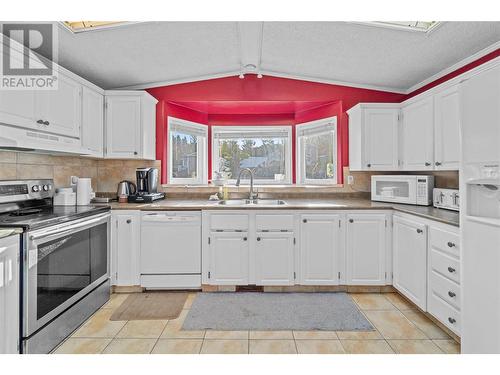 1555 Howe Road Unit# 66, Kamloops, BC - Indoor Photo Showing Kitchen With Double Sink