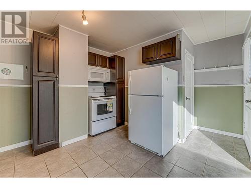 3303 17 Street, Vernon, BC - Indoor Photo Showing Kitchen