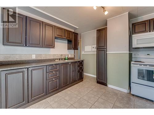 3303 17 Street, Vernon, BC - Indoor Photo Showing Kitchen