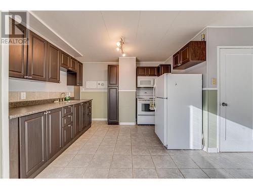 3303 17 Street, Vernon, BC - Indoor Photo Showing Kitchen