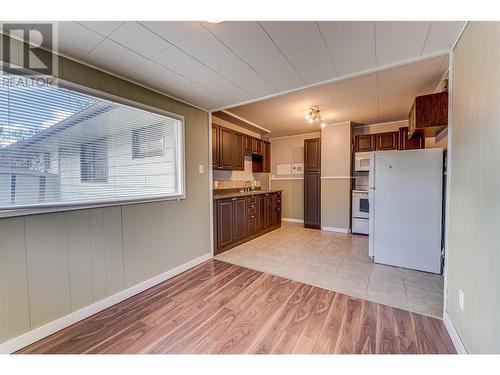 3303 17 Street, Vernon, BC - Indoor Photo Showing Kitchen